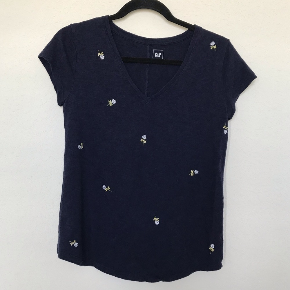 Gap Flower Appliqué V Neck T-Shirt